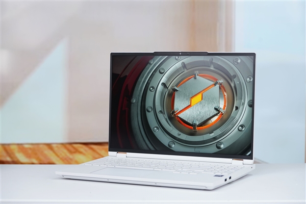 RTX 5090降临！机械革命耀世16 Ultra图赏