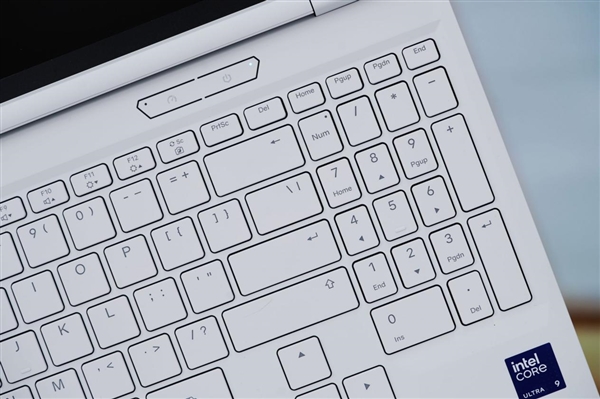 RTX 5090降临！机械革命耀世16 Ultra图赏