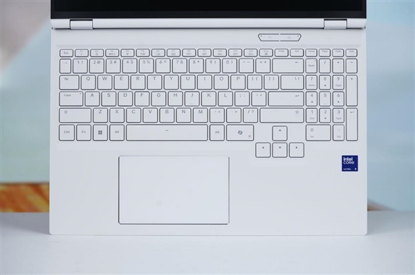 RTX 5090降临！机械革命耀世16 Ultra图赏