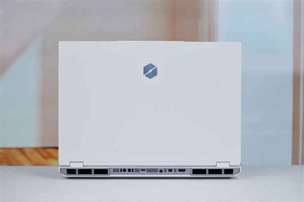 RTX 5090降临！机械革命耀世16 Ultra图赏