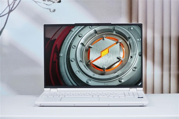 RTX 5090降临！机械革命耀世16 Ultra图赏