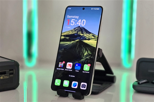 一加13T与iPhone 16 Pro正面照对比：小而美在此刻具象化了