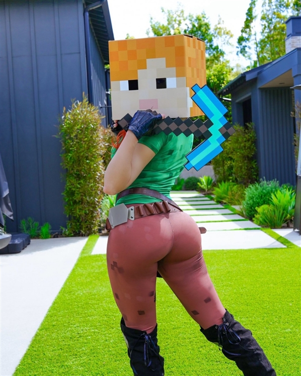 美国小姐姐Cos《我的世界》美图 性感身材让人难忘