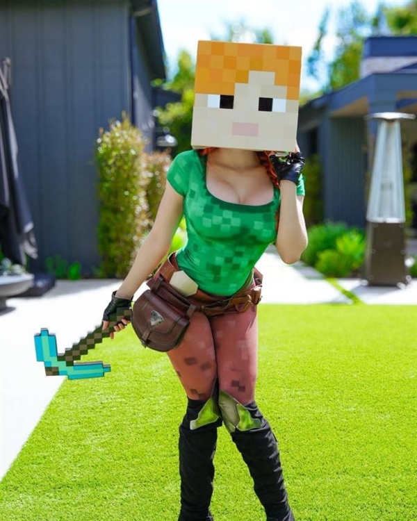 美国小姐姐Cos《我的世界》美图 性感身材让人难忘