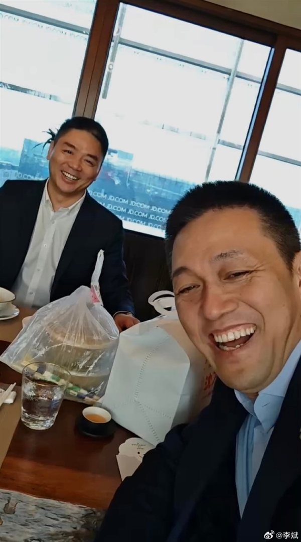 老板上首页了！京东APP惊现刘强东李斌吃外卖合影
