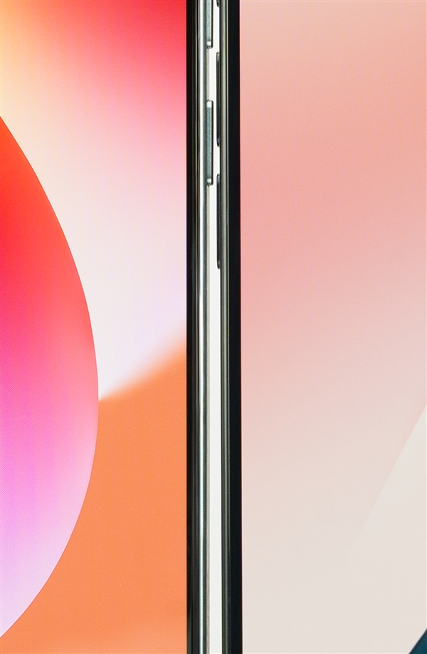 真我GT7真机首晒：屏幕边框比iPhone 16 Pro更窄