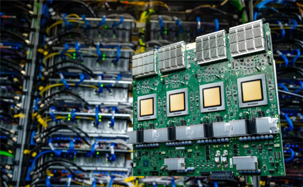 谷歌迄今最强芯！第七代TPU发布：内存容量高达192GB