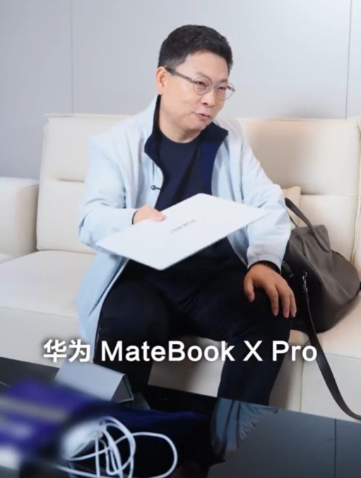 余承东首晒个人出差装备：带2副眼镜 自曝既近视又老花  