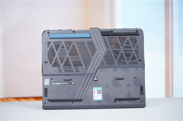 满血RTX 5080加持！微星泰坦16 AI 2025游戏本图赏