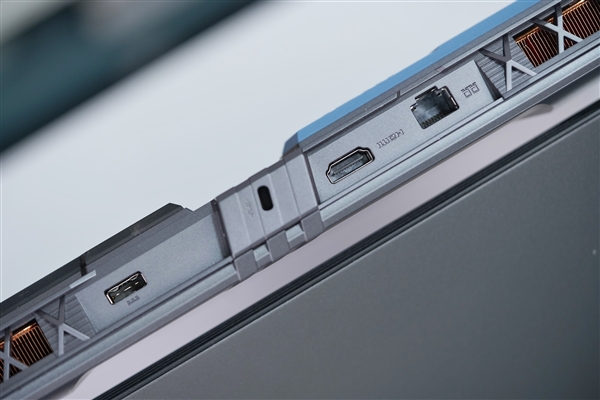 满血RTX 5080加持！微星泰坦16 AI 2025游戏本图赏