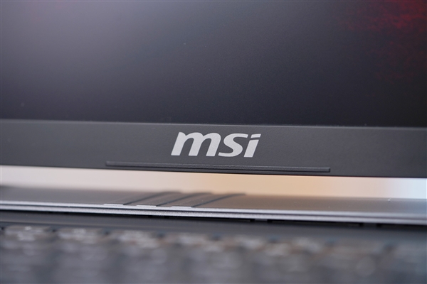 满血RTX 5080加持！微星泰坦16 AI 2025游戏本图赏