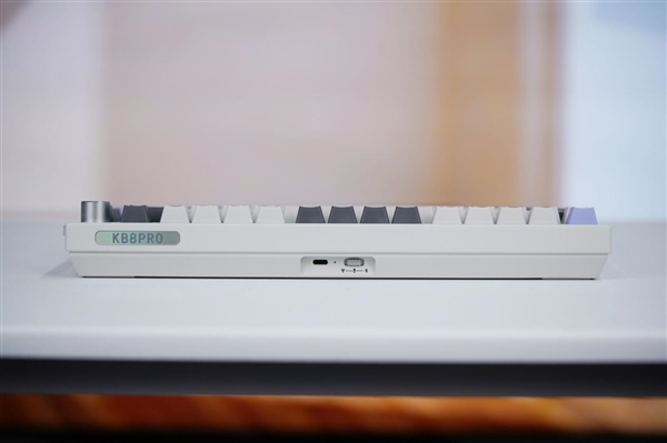 七彩虹首款机械键盘！隐星KB8 PRO图赏
