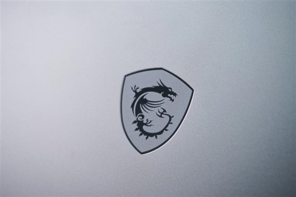 满血RTX 5080加持！微星泰坦16 AI 2025游戏本图赏