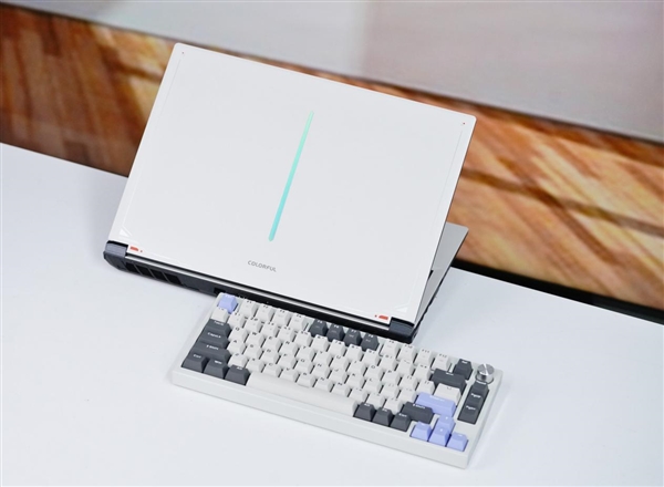 七彩虹首款机械键盘！隐星KB8 PRO图赏