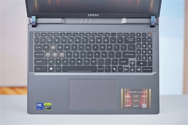 满血RTX 5080加持！微星泰坦16 AI 2025游戏本图赏