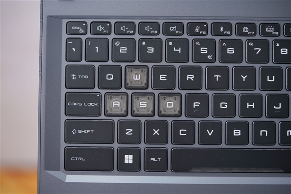 满血RTX 5080加持！微星泰坦16 AI 2025游戏本图赏