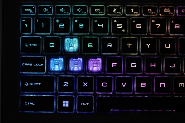 满血RTX 5080加持！微星泰坦16 AI 2025游戏本图赏