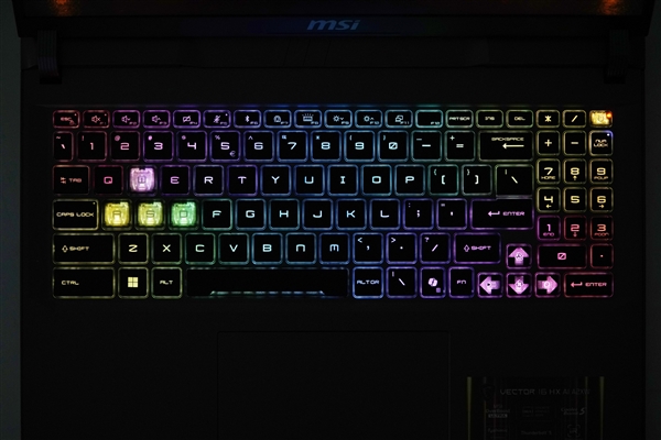 满血RTX 5080加持！微星泰坦16 AI 2025游戏本图赏