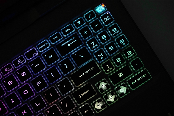 满血RTX 5080加持！微星泰坦16 AI 2025游戏本图赏