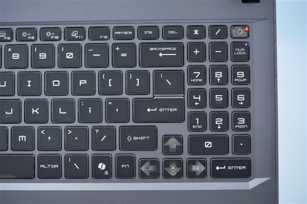 满血RTX 5080加持！微星泰坦16 AI 2025游戏本图赏