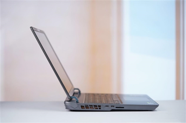 满血RTX 5080加持！微星泰坦16 AI 2025游戏本图赏