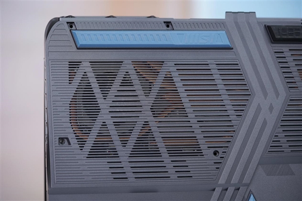 满血RTX 5080加持！微星泰坦16 AI 2025游戏本图赏