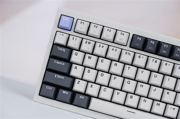 七彩虹首款机械键盘！隐星KB8 PRO图赏