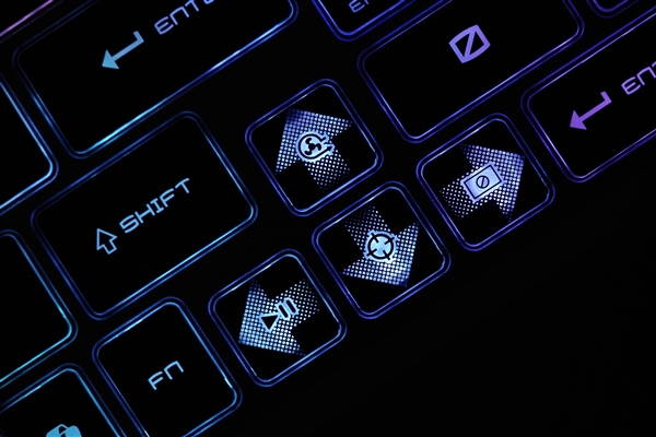 满血RTX 5080加持！微星泰坦16 AI 2025游戏本图赏