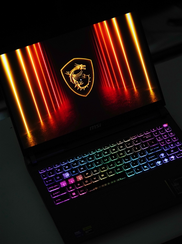 满血RTX 5080加持！微星泰坦16 AI 2025游戏本图赏