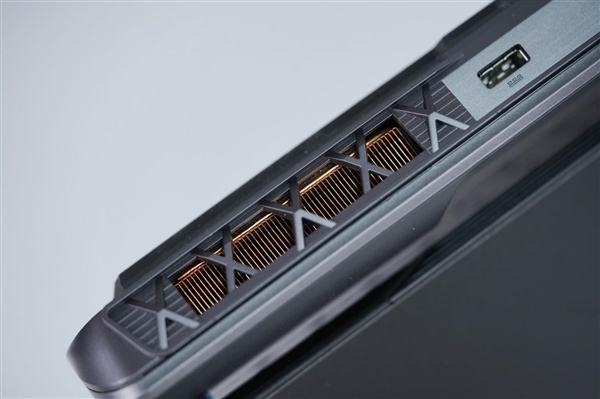 满血RTX 5080加持！微星泰坦16 AI 2025游戏本图赏