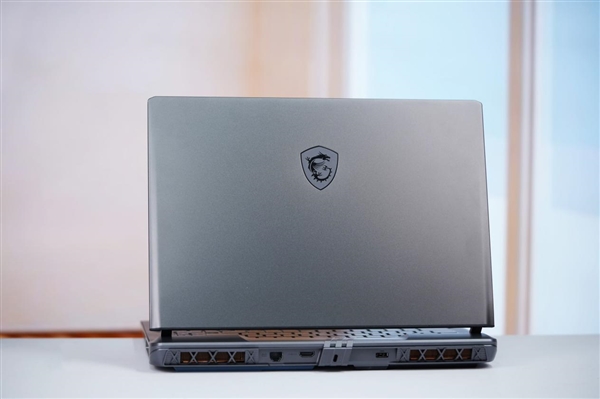 满血RTX 5080加持！微星泰坦16 AI 2025游戏本图赏