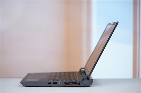 满血RTX 5080加持！微星泰坦16 AI 2025游戏本图赏