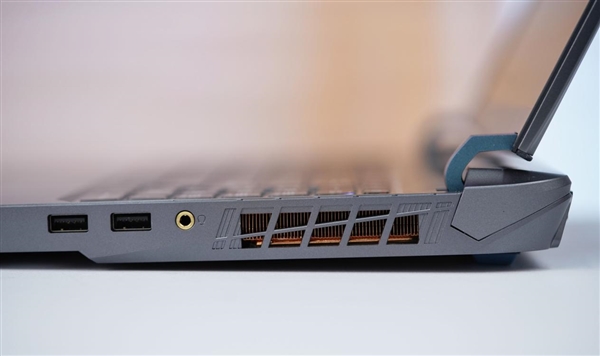 满血RTX 5080加持！微星泰坦16 AI 2025游戏本图赏