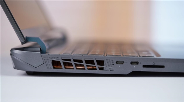 满血RTX 5080加持！微星泰坦16 AI 2025游戏本图赏