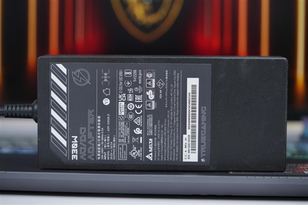 满血RTX 5080加持！微星泰坦16 AI 2025游戏本图赏