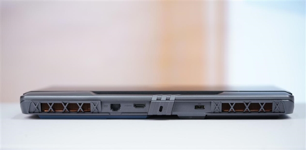 满血RTX 5080加持！微星泰坦16 AI 2025游戏本图赏