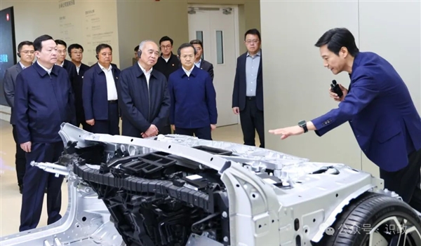 雷军现身小米汽车工厂 亲自接待重要领导代表考察团