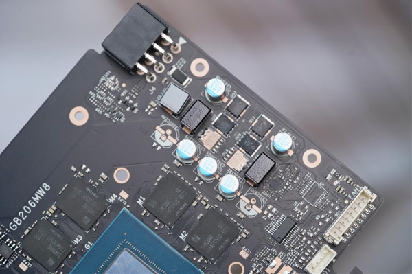 七彩虹iGame RTX 5060 Ti Ultra W DUO 16GB OC显卡图赏