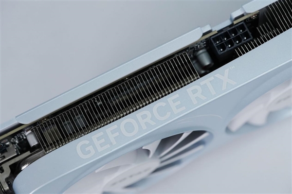 温润如玉！索泰RTX 5060 Ti 8GB月白显卡图赏
