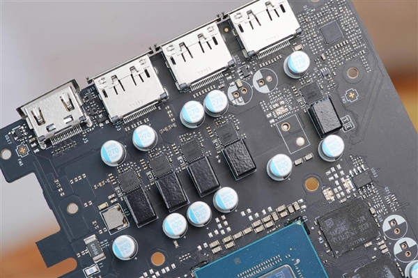 精致香槟金！微星RTX 5060 Ti 16GB硬派师显卡图赏