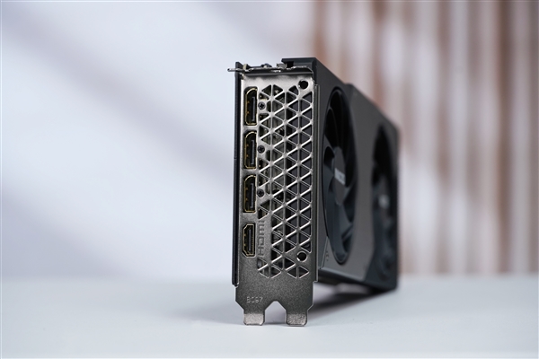 小巧双槽！映众RTX 5060 Ti曜夜16GB显卡图赏