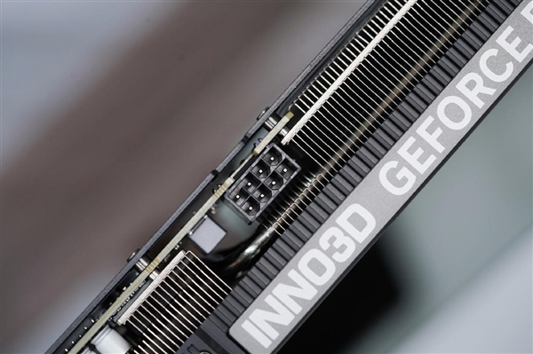 小巧双槽！映众RTX 5060 Ti曜夜16GB显卡图赏