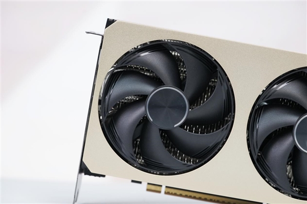 精致香槟金！微星RTX 5060 Ti 16GB硬派师显卡图赏