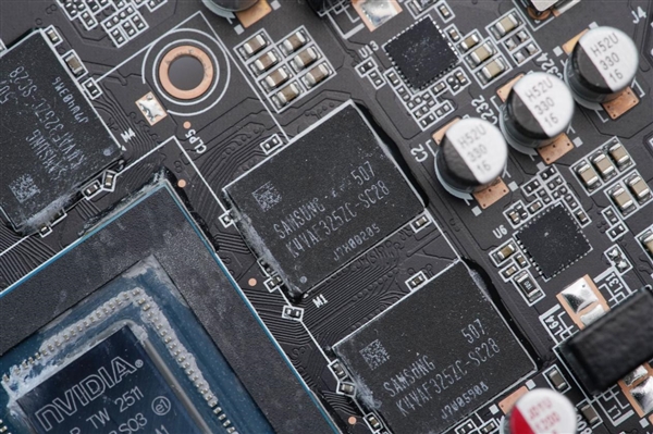 温润如玉！索泰RTX 5060 Ti 8GB月白显卡图赏