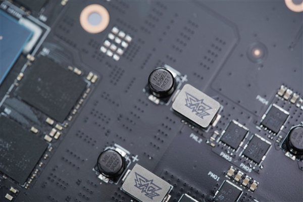 硬派电竞风！华硕RTX 5060 Ti TUF GAMING显卡图赏