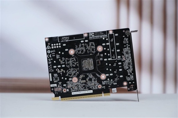 温润如玉！索泰RTX 5060 Ti 8GB月白显卡图赏