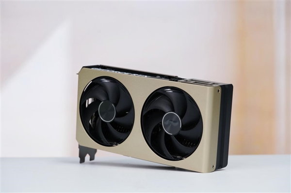 精致香槟金！微星RTX 5060 Ti 16GB硬派师显卡图赏