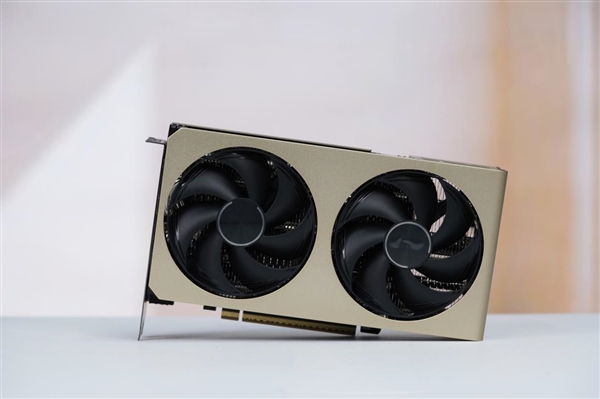 精致香槟金！微星RTX 5060 Ti 16GB硬派师显卡图赏