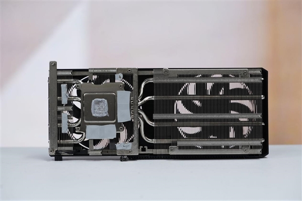 拉丝工艺精致典雅！映众RTX 5060 Ti曜夜8GB显卡图赏