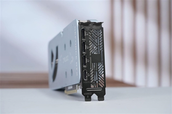 温润如玉！索泰RTX 5060 Ti 8GB月白显卡图赏